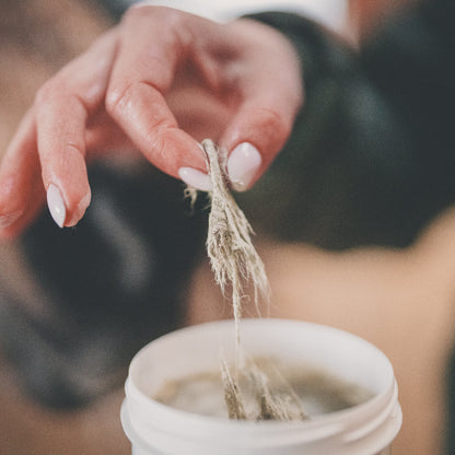 Texture fibreuse de l’argile fourchettes abîmées Cura Naturale prélevée dans le pot