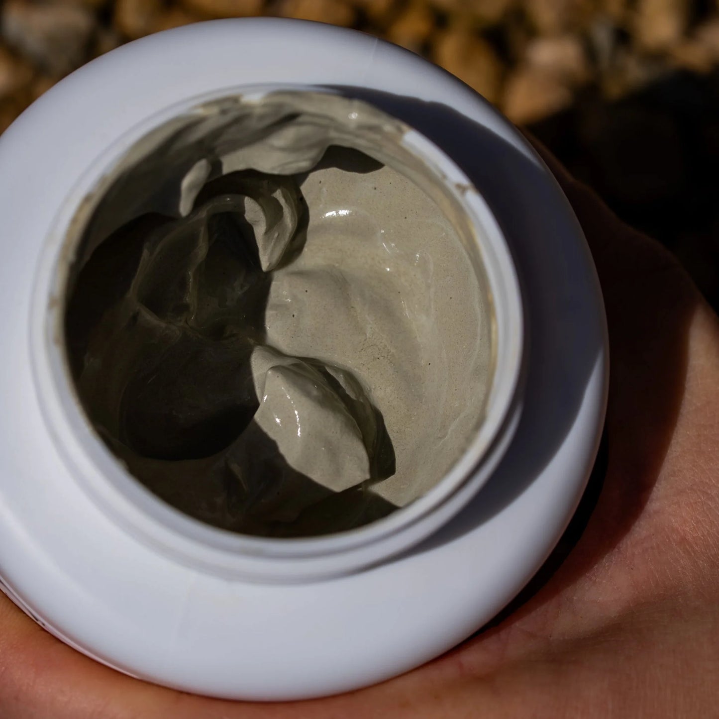 Vue rapprochée de la texture de l’argile assainissante sabots dans son pot